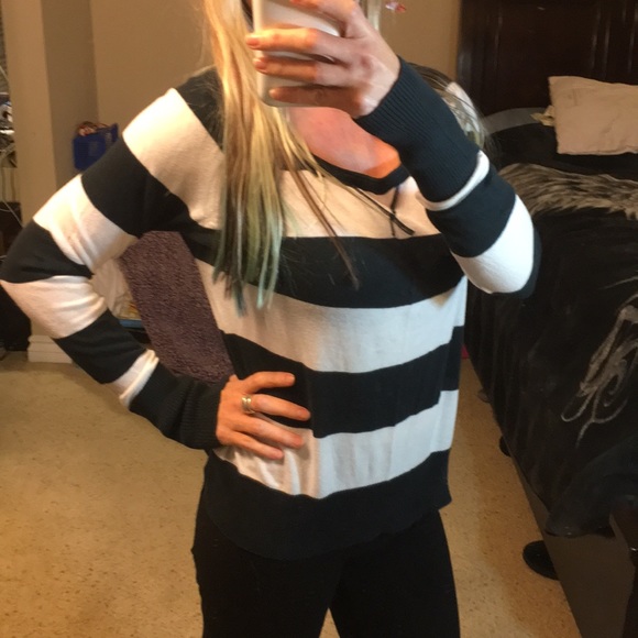 Like new sweater by Hurley - Picture 3 of 8